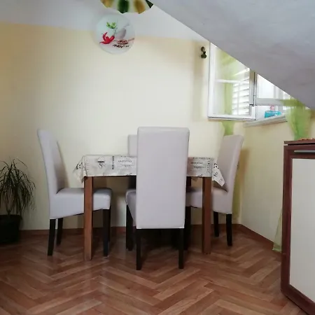 Felix Apartment Split