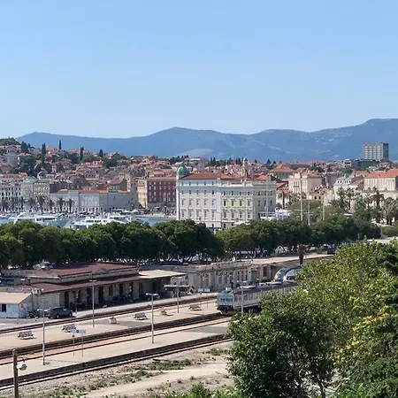 Felix Apartment Split